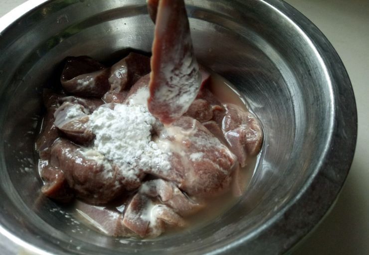 洗猪肝只用水洗，难怪做菜难吃！教你一个好方法，猪肝干净做菜香