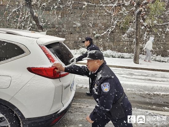 强降温来袭 山城现冰雪路面 博山公安快速救助滞留车辆|战风雪?保民安 | 警情