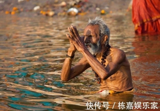 冰棍|女孩在印度买了一根冰棍，导游立刻扔进垃圾桶，导游不要命了