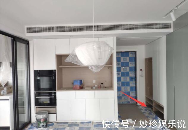 电视机|家里有孩子,客厅别买沙发了,电视机也别要,学她家这样装更实用