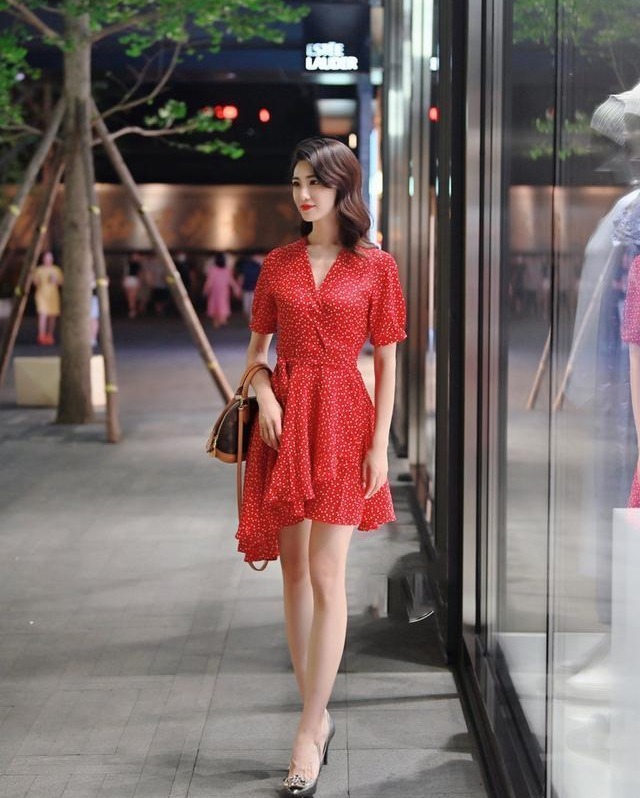 高级|美女街拍:连衣裙怎样穿才“不平庸”?搭几双鞋子,洋气又高级