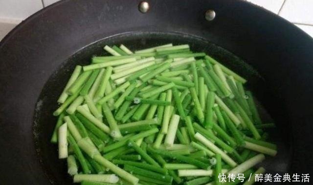 炒蒜苔,“最忌”直接下锅!教你正确做法,又香又脆还入味,好吃