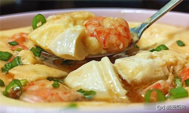 鸡蛋豆腐蒸虾仁，制作方法简单，营养好吃可口，老人小孩都喜欢吃