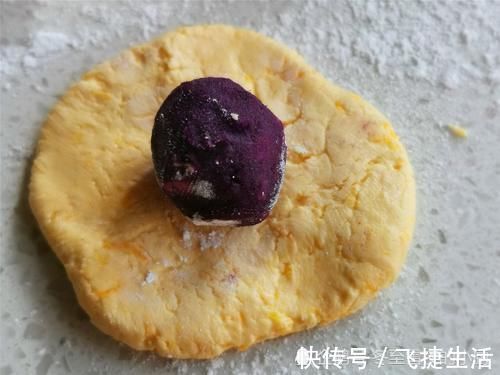 零食|零食不用买，教你用南瓜做小零食，比南瓜饼好吃，大人小孩都喜欢