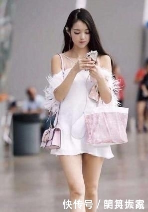 绝美的气质美女，走在街上彰显年轻女人的优美身姿