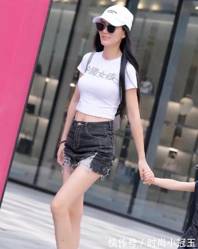 小姐姐 时尚白色短袖T恤,搭配深色短款牛仔裤,尽显出时尚而休闲的美感