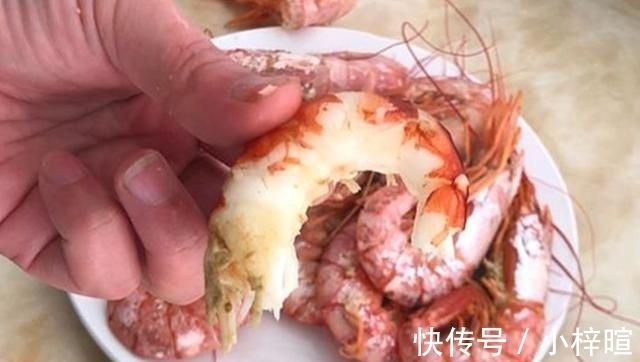 鲜嫩|煮大虾时,直接加水煮是大错特错!学会如此做,虾肉鲜嫩还不腥
