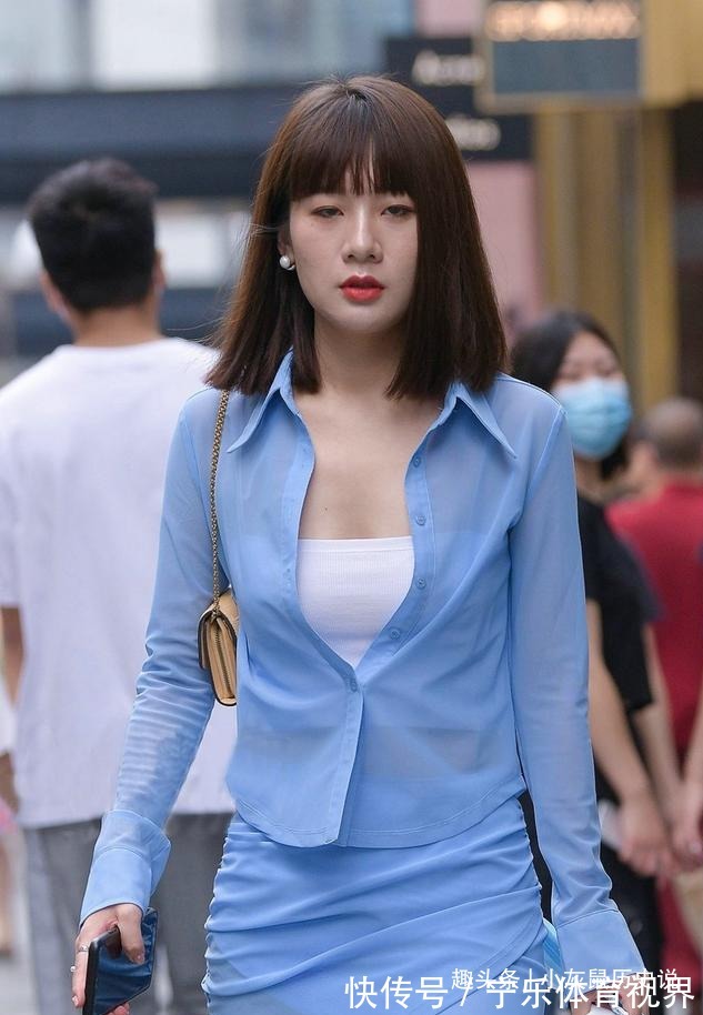 街拍 蓝套裙时髦美丽,具有迷人风情的同时好搭配