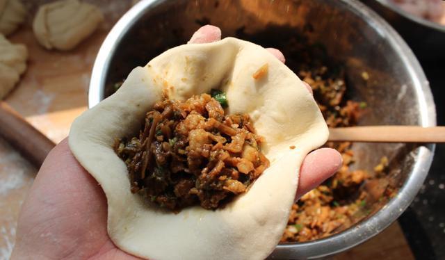 这食材不怕过期,超市13元1斤,现在抓紧多买点,天冷了买不到