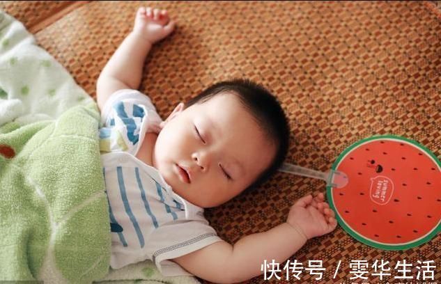 绿豆枕|宝宝睡觉时发生这3种行为,父母要注意了:娃想要睡枕头了!