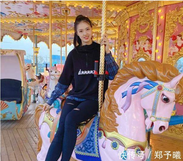 吴冠希|中国女排的头号“大长腿”！游乐园坐旋转木马被调侃：腿比马脚长
