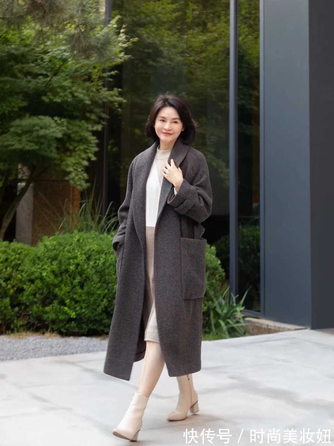 穿搭|40、50岁的女人,建议多穿灰色衣服,简洁高级又能提升气质