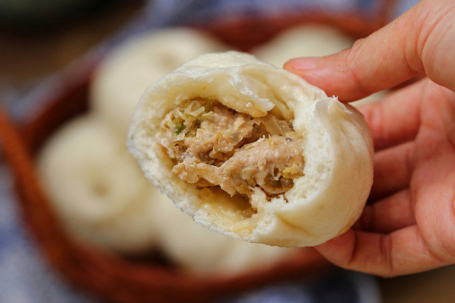 两锅|入冬后就馋酸菜馅的包子,皮薄馅大酸爽美味,一次蒸两锅都不够吃