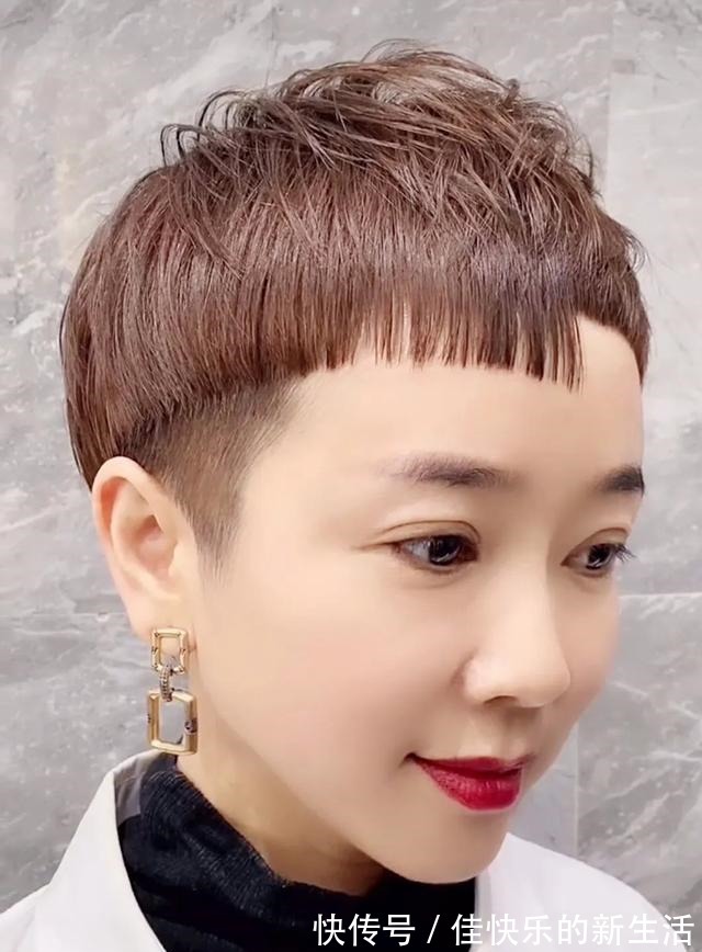 洋气 40岁左右的女性,发型这样剪,时尚年轻不老气!