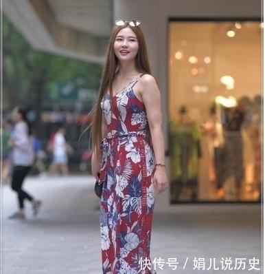 花纹收腰吊带裙,配色丰富的复古风服饰,时尚感十足