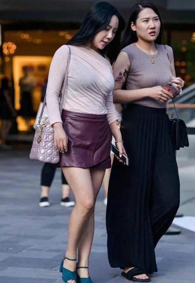 街拍闺密一起穿裙子出门逛街,这样的配色好吸睛