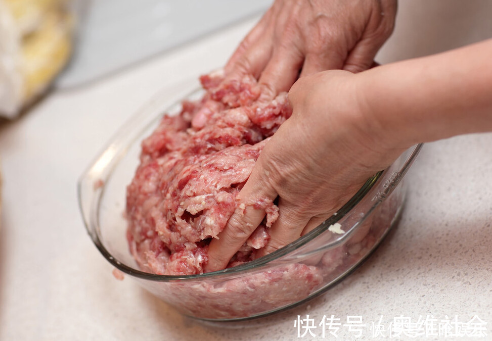 饭店调肉馅怎样去腥加料酒是不对的，大厨教你做法，鲜香无腥味
