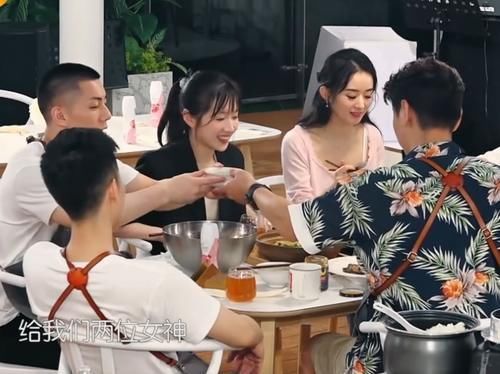 黄晓明偷偷给赵丽颖夹鸡腿,谁注意颖宝当下反应难怪冯绍峰不疑心