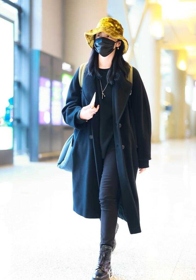 大衣 姚晨真懂“极简穿搭”,一身黑色简约又高级,配黄色帽子好洋气