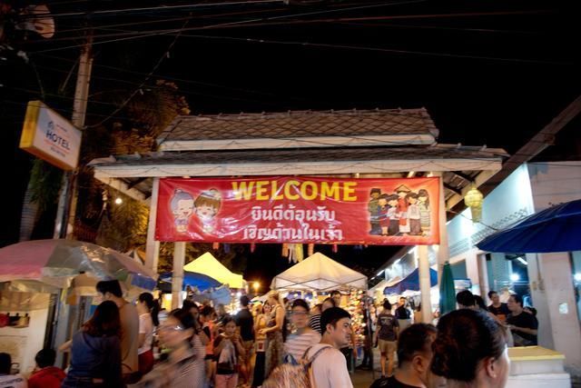 三兄弟|泰国清迈夜市成游客必打卡项目，为吸引中国游客，摊主各出奇招