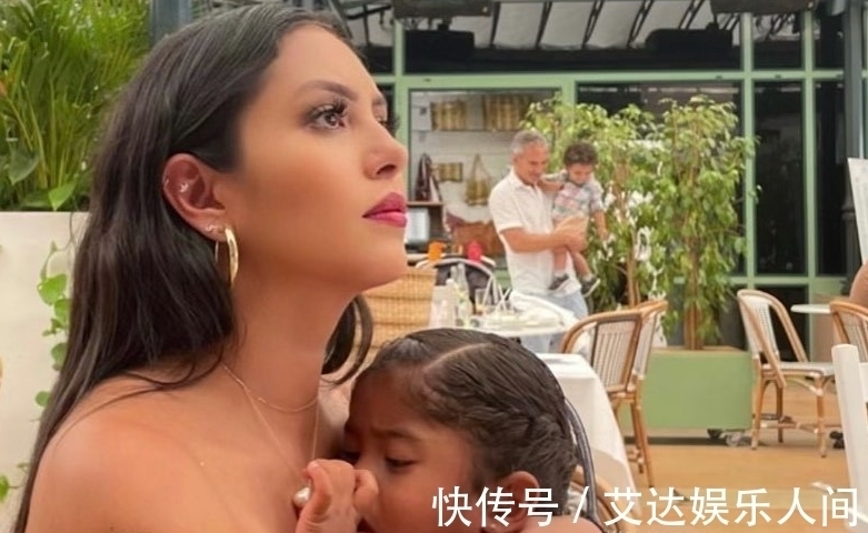 女儿|心酸!科比18岁女儿上大学,微笑和瓦妮莎道别,推着行李车很坚强