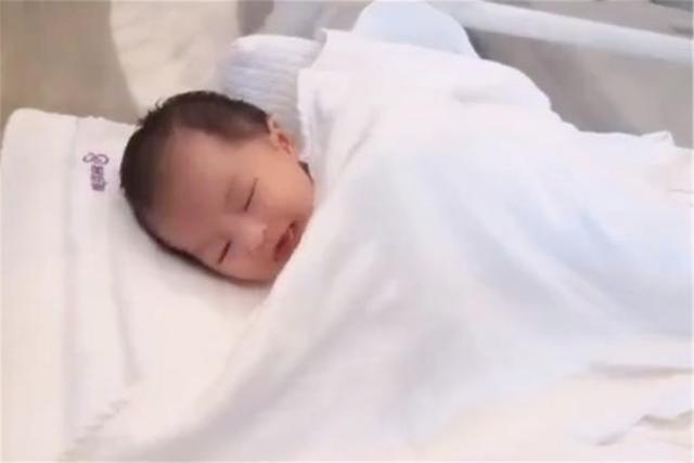 容貌|“最美”新生儿引宝妈羡慕,靠高颜值征服众网友:我愿意等她长大