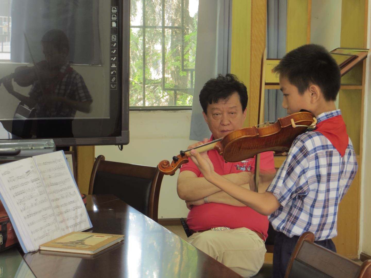 小女孩|1岁宝宝抓周，舅舅本想作弊，不料宝宝却抓住它不松手，全家笑喷