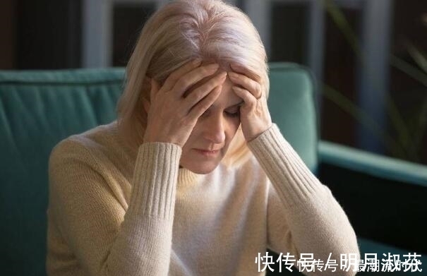 身体|女人中年后,身体感到4种不适,或是提醒你即将进入“闭经”期
