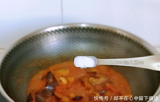 纯素菜搭配:西红柿香菇炒茄子!尝起来很棒!