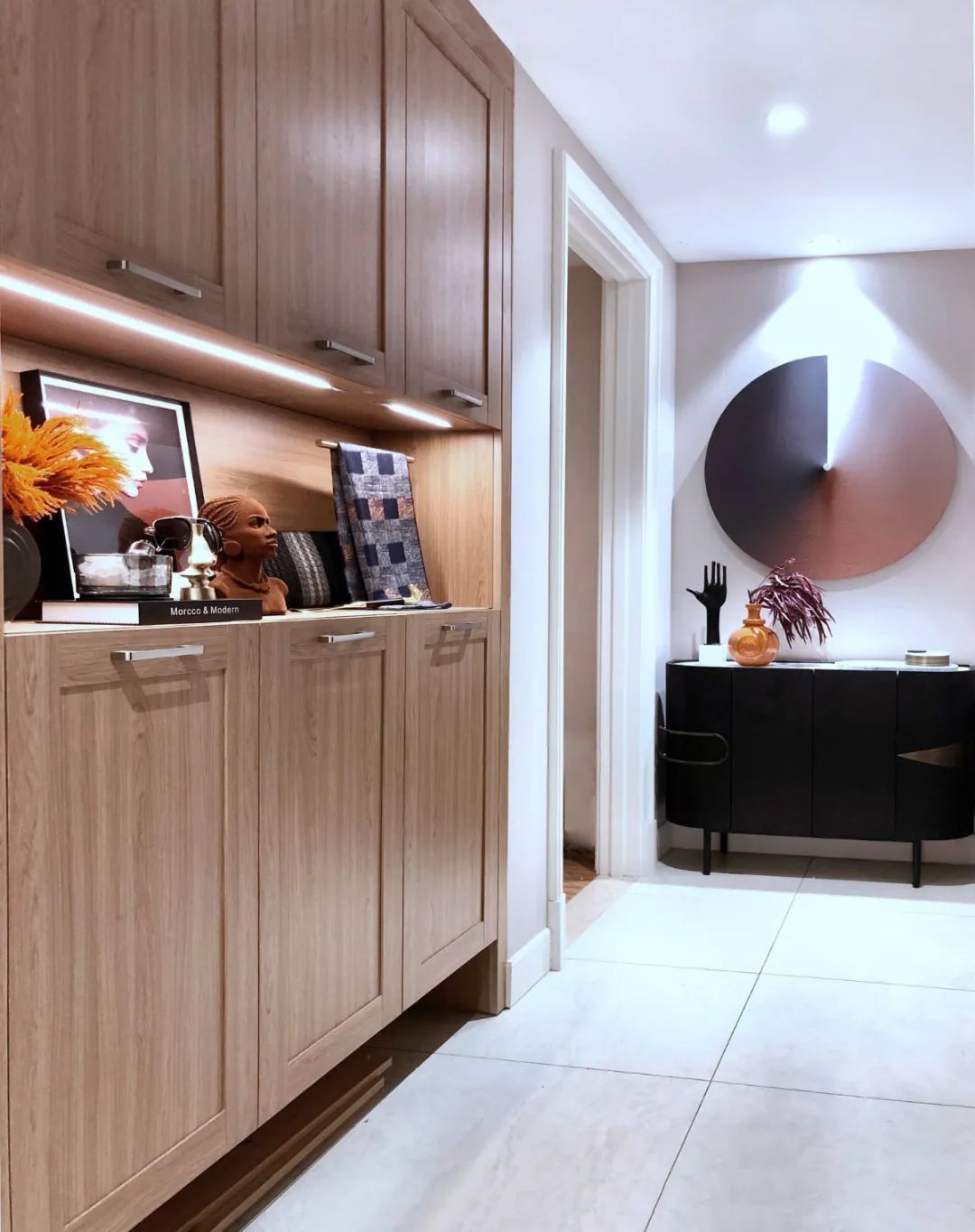 软装|180㎡现代时尚,中性色的空间,暗橙色点缀,带来稳重端庄的氛围