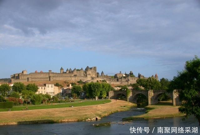 扔下|城池被围三年弹尽粮绝,守将朝城外扔下几头猪,敌军吓得连夜撤退