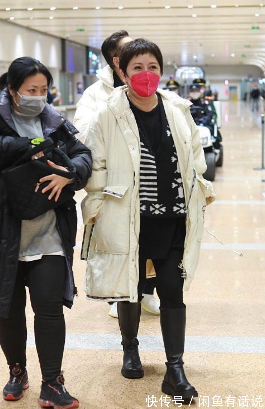 深色|向太也是洋气人,剪“超短发”配圆脸好富态,穿8万羽绒服更贵气