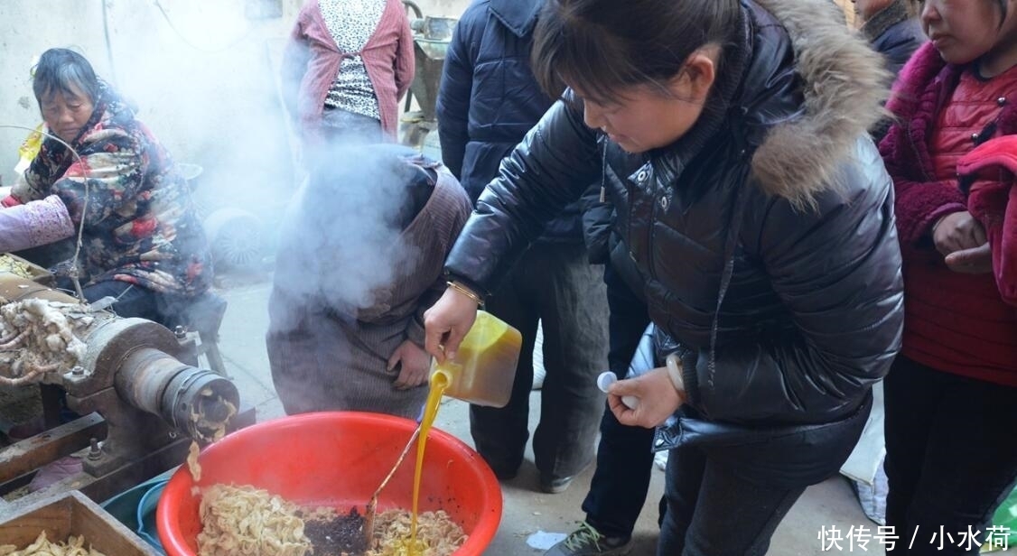 口感最佳|大姐赶集售小吃,200多罐老干妈1日用完,创新老干妈吃法