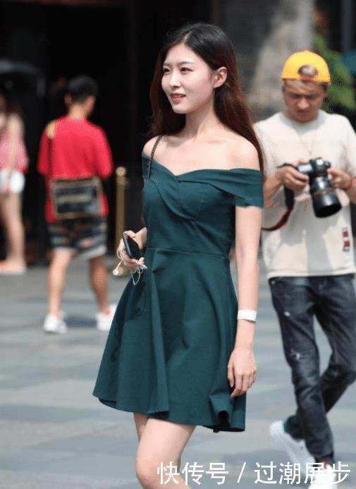 墨绿色连衣裙,清新自然,魅力十足