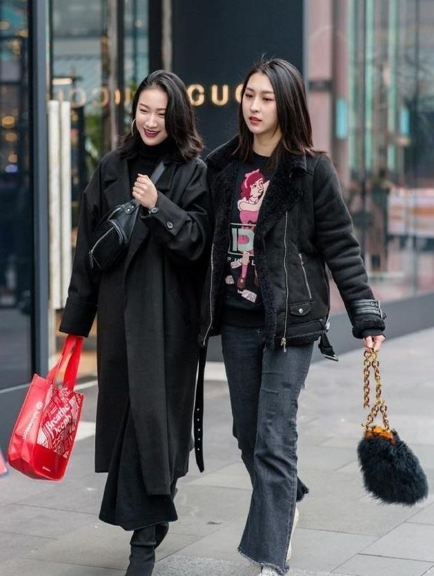 街拍|身穿蓝色长裙的小姐姐,彰显复古气息,尽显街头气质感