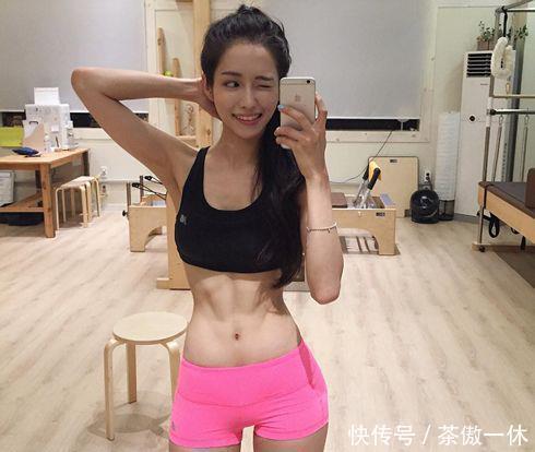 拍打|街拍打底裤小姐姐展现个性的酷帅风采,精致洋气的穿搭