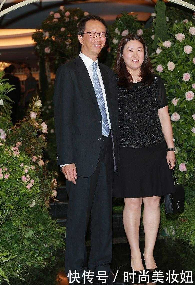 连衣裙|伏明霞很有“阔太”气质,穿黑色连衣裙优雅大气,不化妆也很贵气