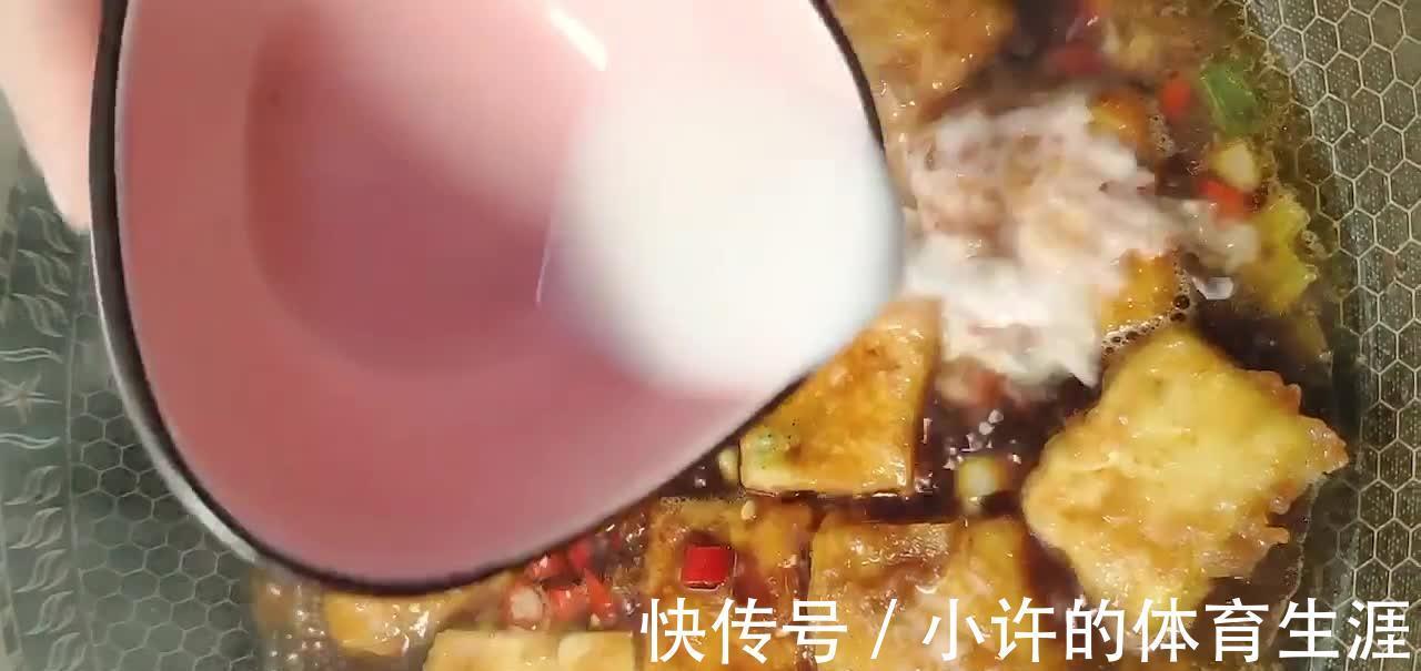 蚝油煎豆腐，汤汁鲜美浓稠，口味香辣鲜咸，吃起来都比肉过瘾