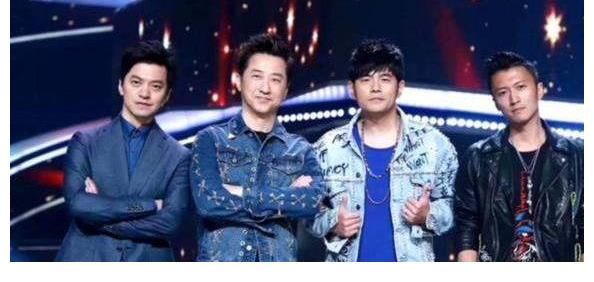 《好声音》的冠军，曾登上《我是歌手》，今却沦落到街头卖唱