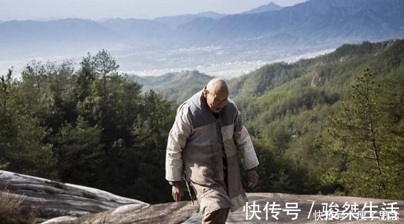 释觉定@隐居深山的老僧:潜心向佛,63年不吃油盐,一件衲衣穿43年