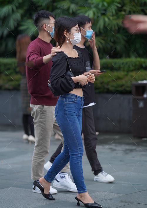  舒适|方领长袖搭配牛仔裤，穿起来舒适又随意，休闲百搭