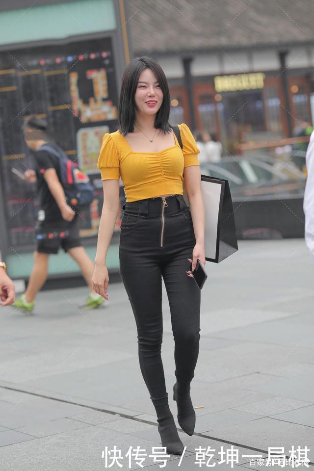 时髦感|休闲的衣服搭配粗跟鞋显高级,黑色配亮色时髦感十足