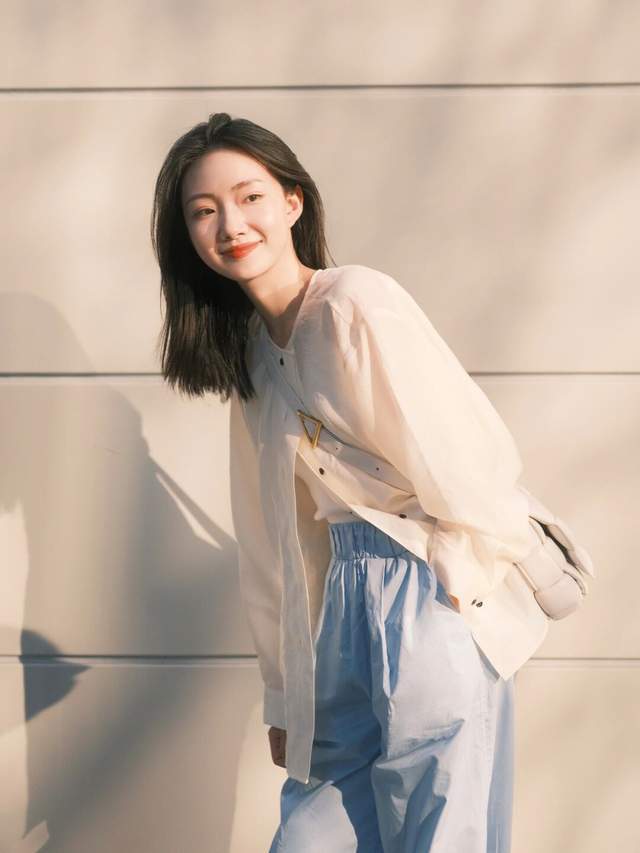 洋气|20岁到30岁的女生夏季末尾这样穿,衬衫配阔腿裤简约洋气,超好看