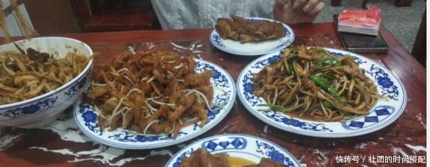 天津这家面馆,招牌菜是炖猪蹄,来吃饭的客人宁可不吃面也要点它