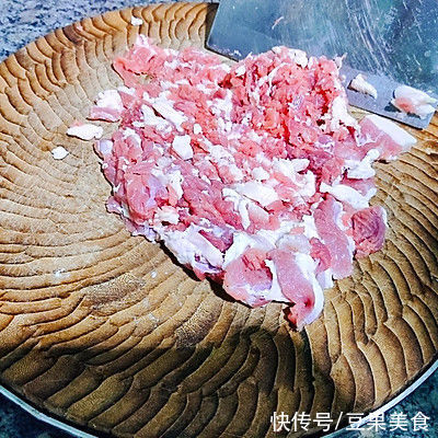 芡粉|这道红烧狮子头香极了，儿子三天两头就要吃