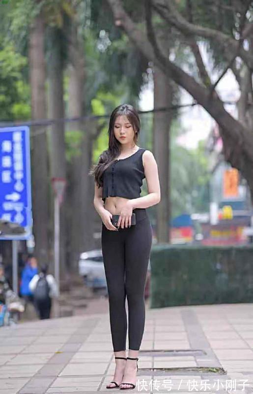 身材 身材不出众没关系，一条瑜伽裤塑形蜂腰细腿，展显出玲珑曲线