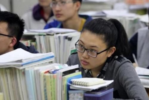 学生大喊“奥特曼”名字，校方8字为由进行劝退，家长为何称快？