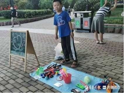刘欣欣|针心针意丨7岁男孩织围巾，给小伙伴送温暖