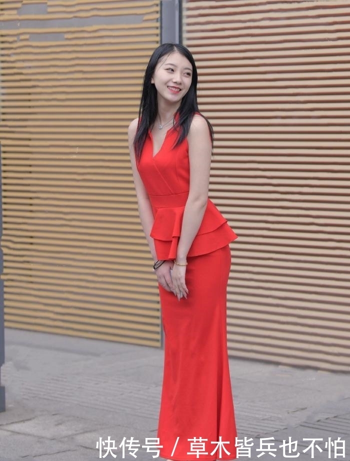 气质女神偏爱红色长裙,轻盈雅致又潇洒