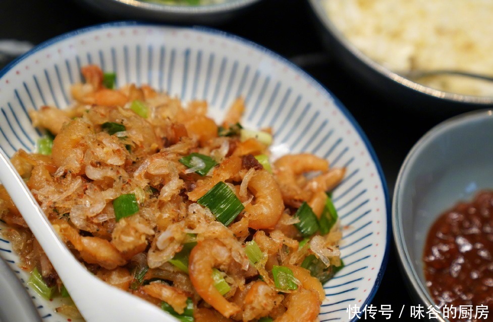 孙莉晒黄磊做的面食,光配料就20多盘,网友:吃出满汉全席的感觉